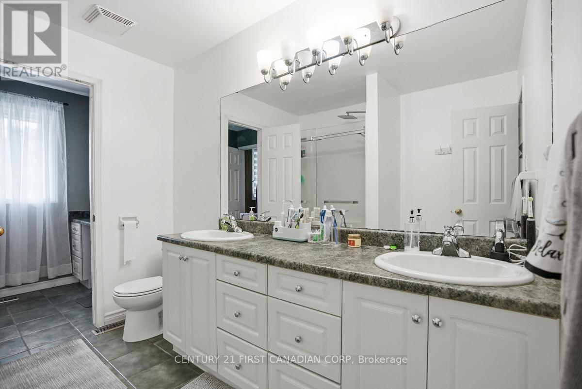27 TUMBLEWEED CRESCENT - 27