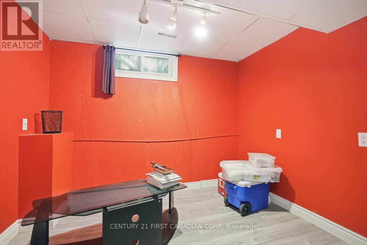 27 TUMBLEWEED CRESCENT - 35