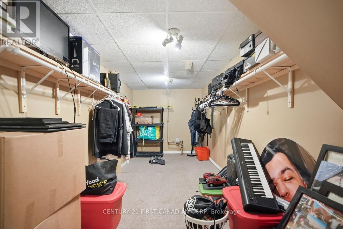 27 TUMBLEWEED CRESCENT - 36