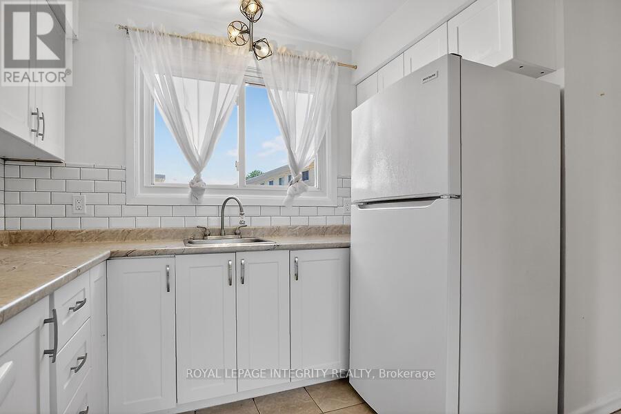 427 MOODIE DRIVE - 5
