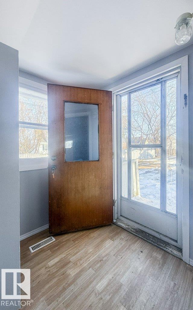 9836 100 ST - 28
