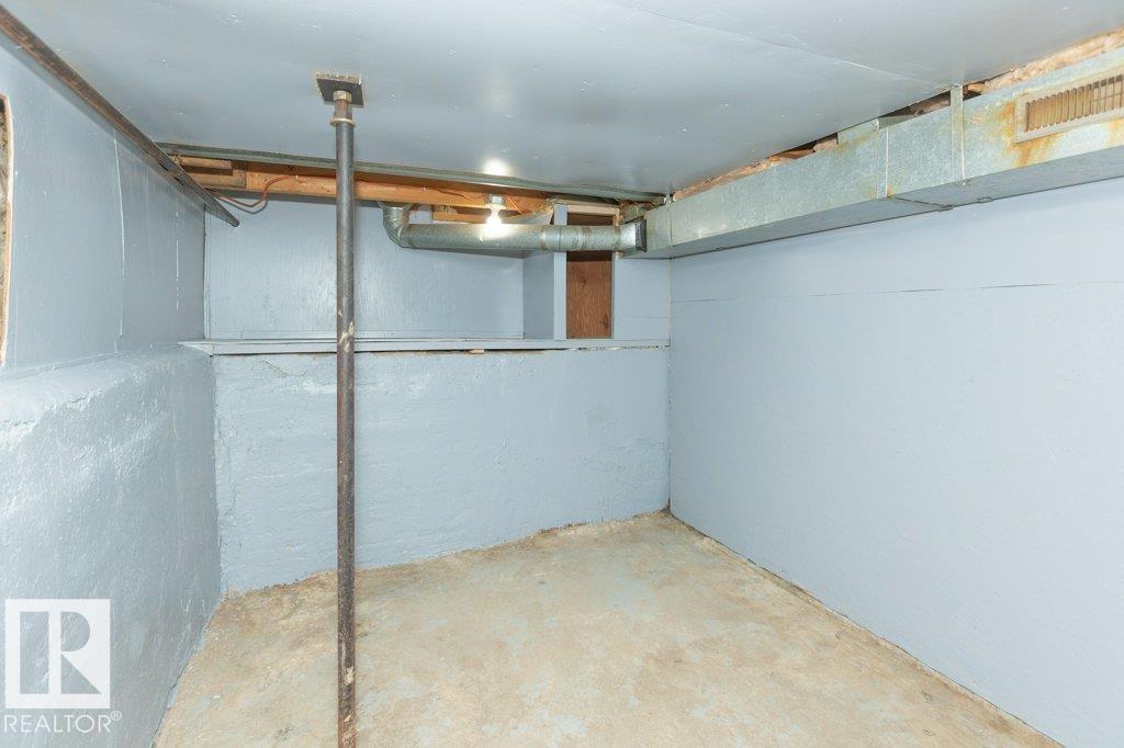 9836 100 ST - 33