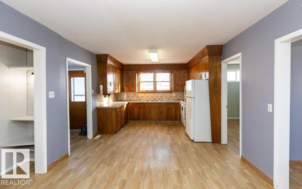 9836 100 ST - 17