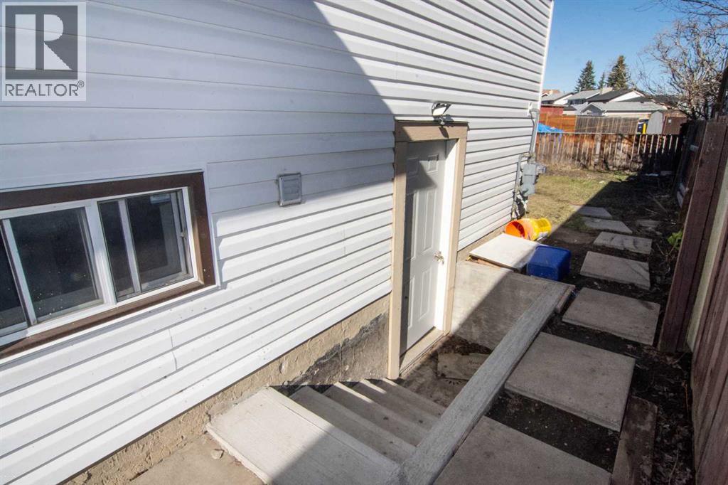 27 Taraglen Court NE - 3