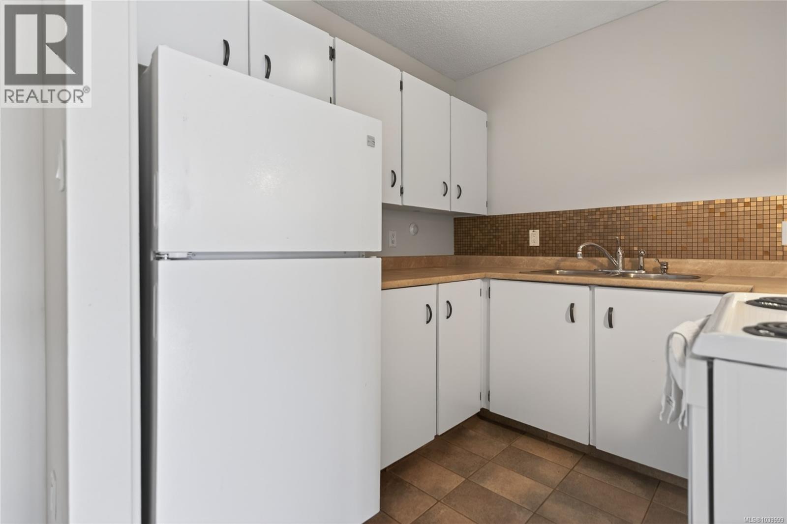 #207 1130 Willemar Ave - 11
