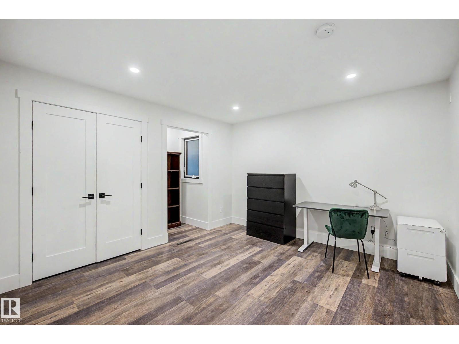 54 GLADSTONE CR — photo 16