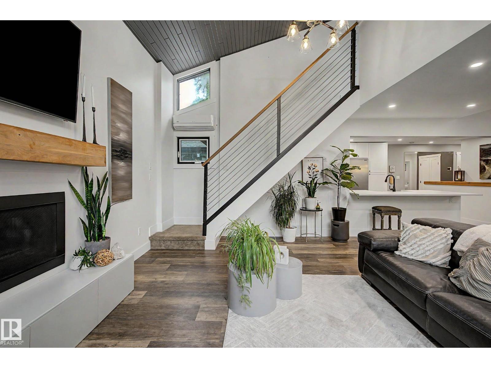 54 GLADSTONE CR — photo 40