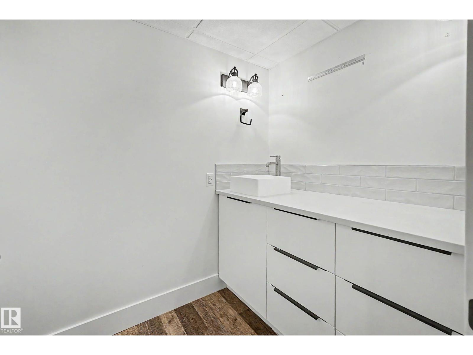 54 GLADSTONE CR — photo 58