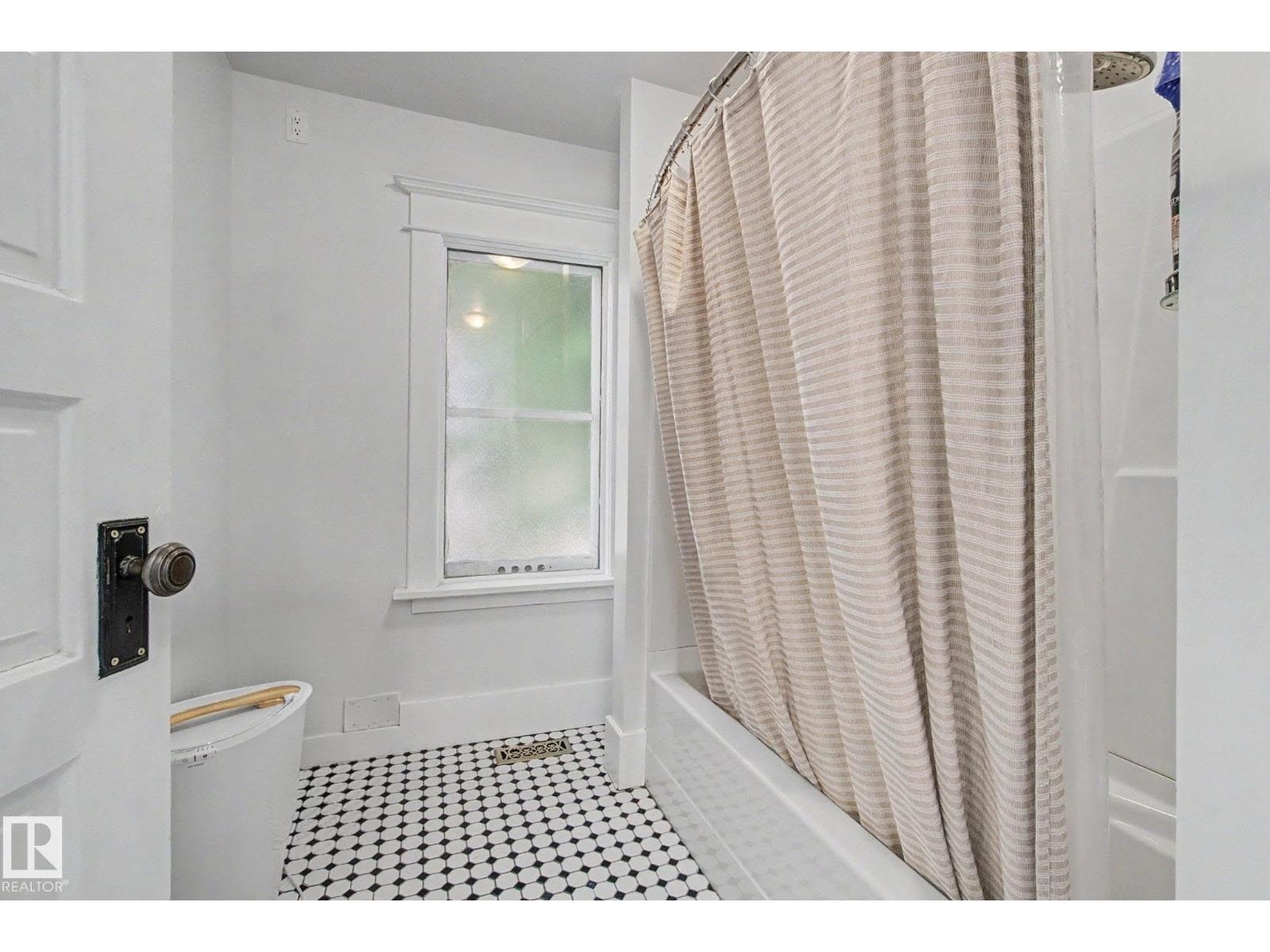 10647 125 ST NW - 28
