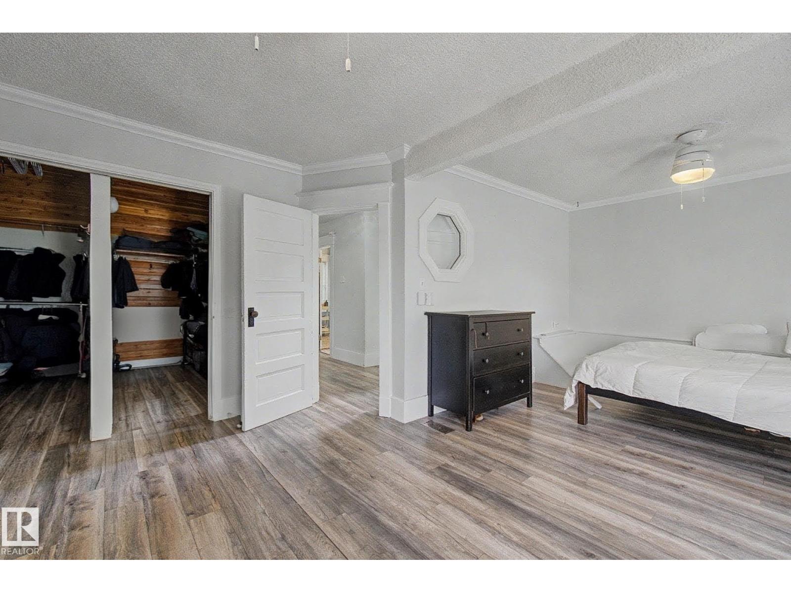 10647 125 ST NW - 20