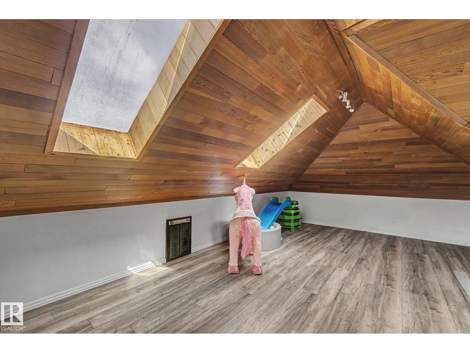 10647 125 ST NW - 32