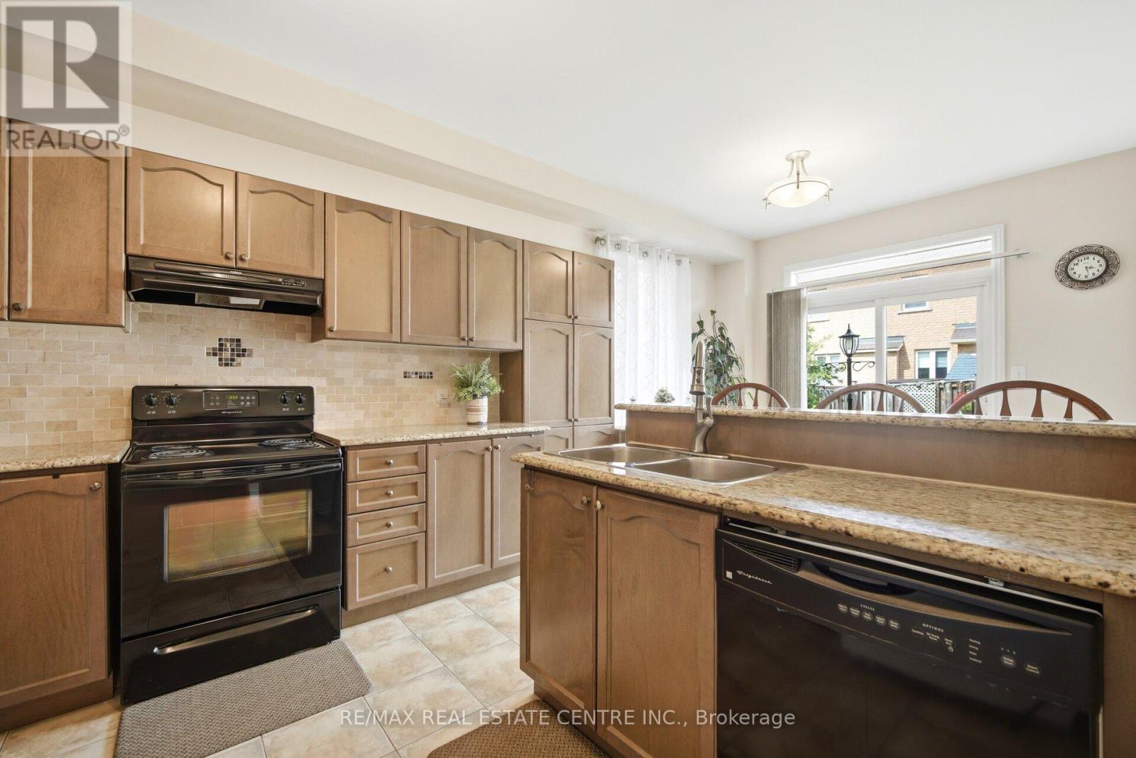16 GAMSON CRESCENT - 11