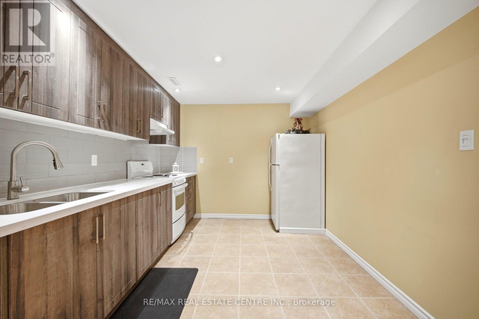 16 GAMSON CRESCENT - 38