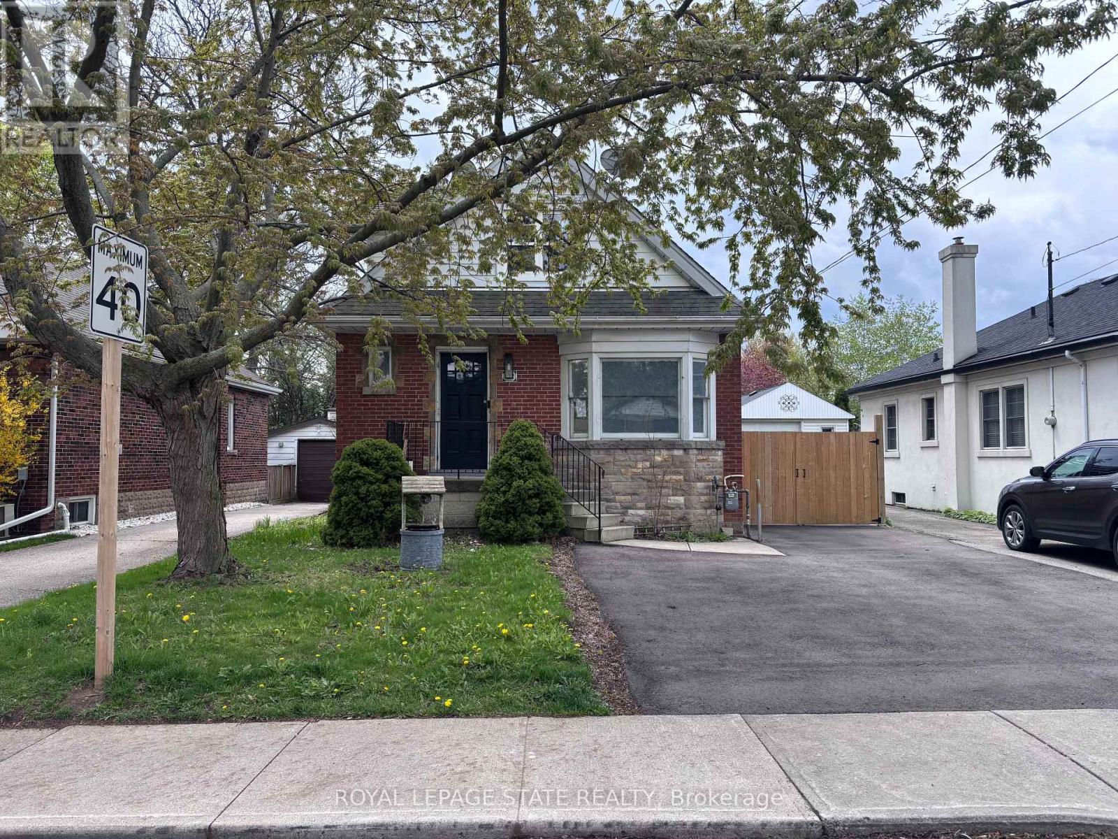 122 QUEENSDALE AVENUE E - 1