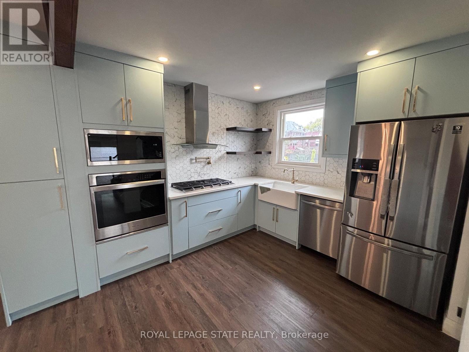 122 QUEENSDALE AVENUE E - 11