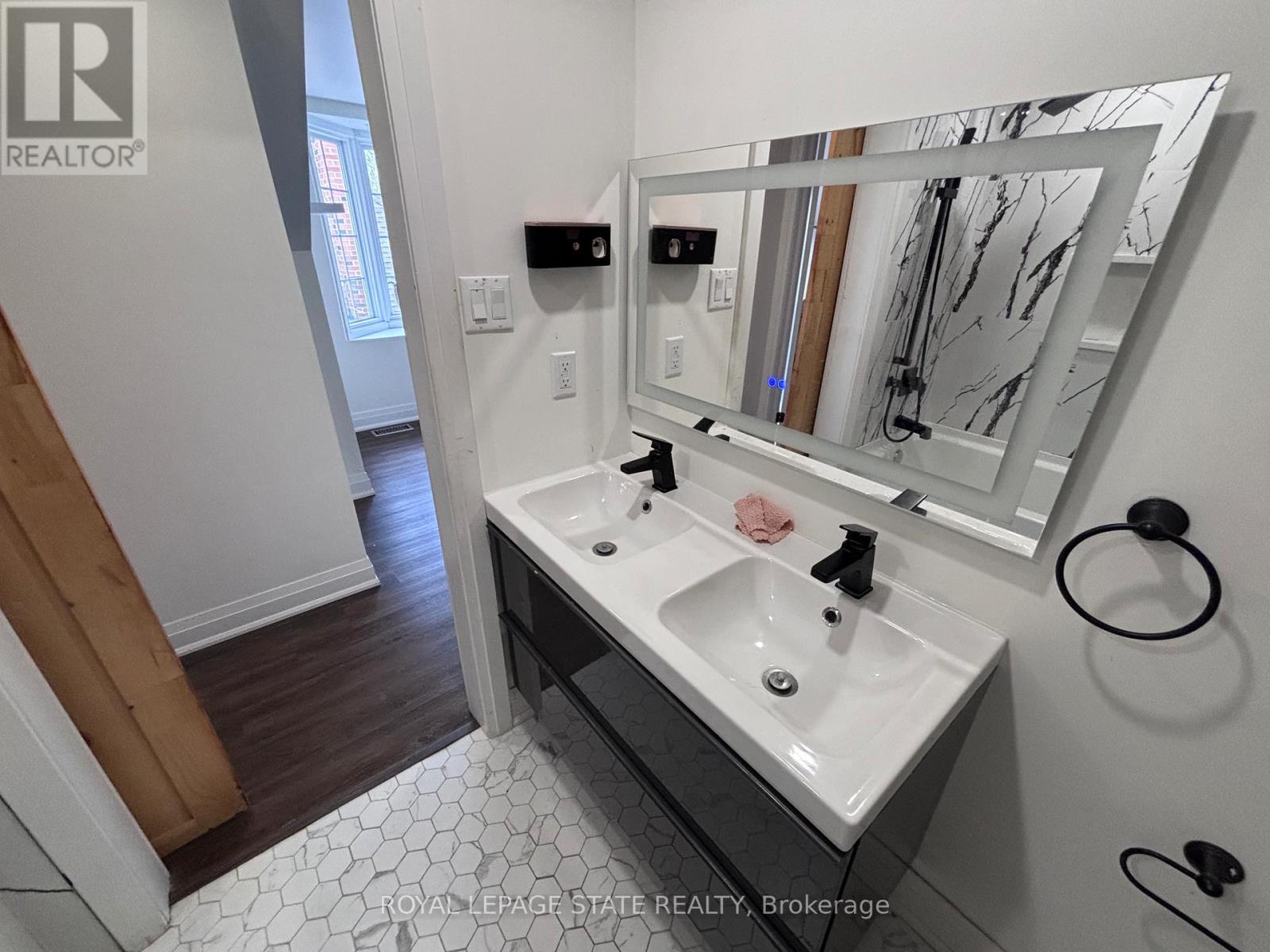 122 QUEENSDALE AVENUE E - 14