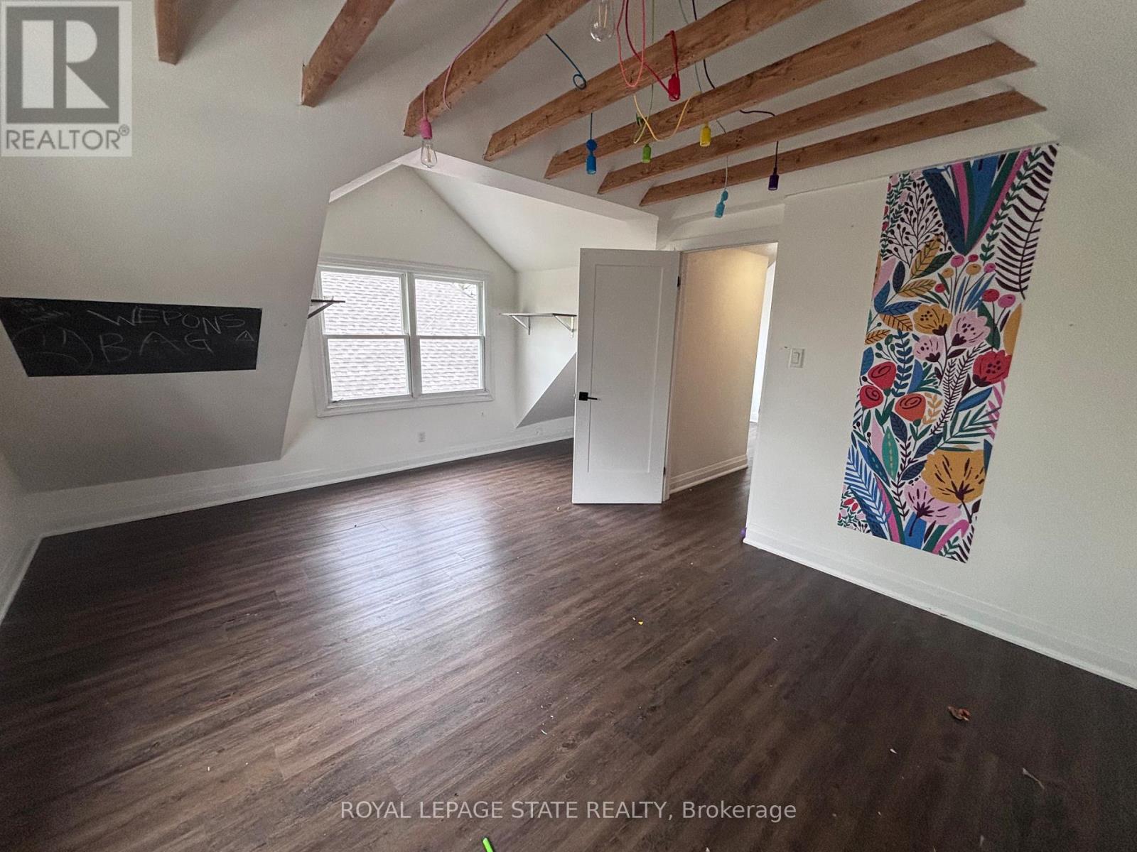 122 QUEENSDALE AVENUE E - 16