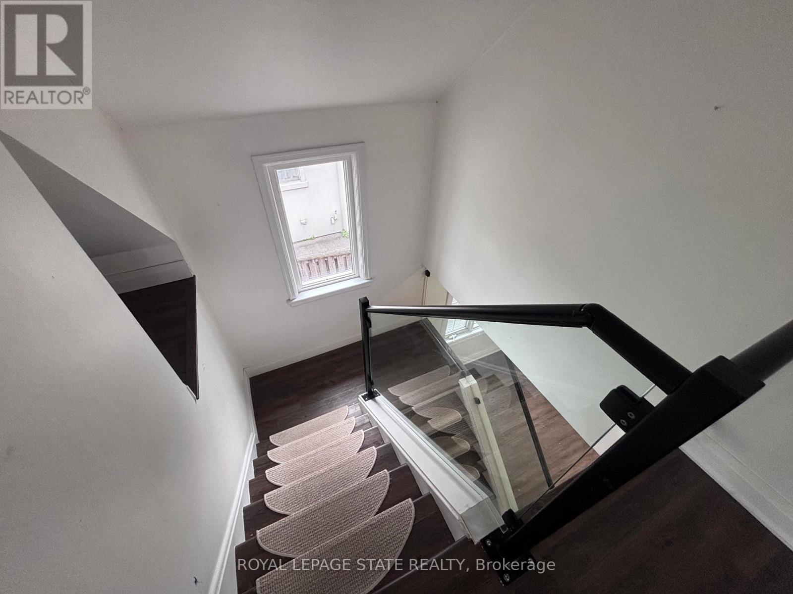 122 QUEENSDALE AVENUE E - 17