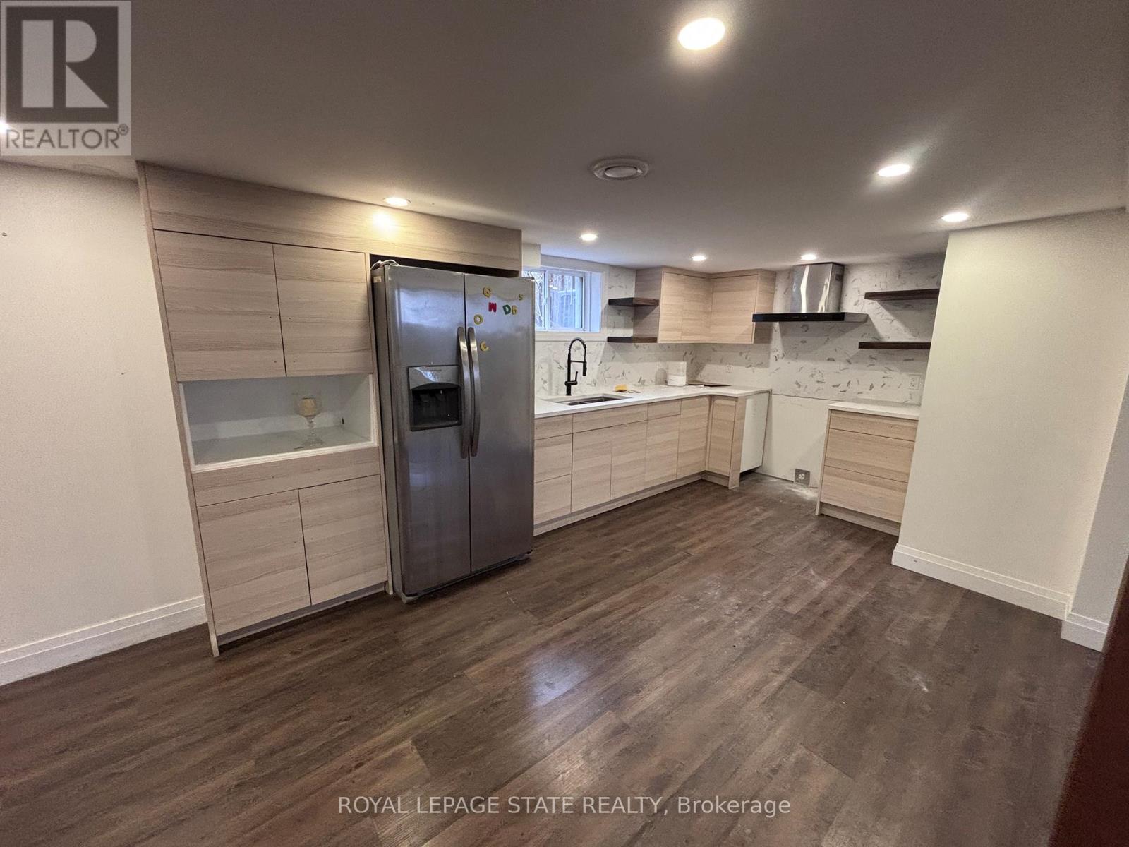 122 QUEENSDALE AVENUE E - 18