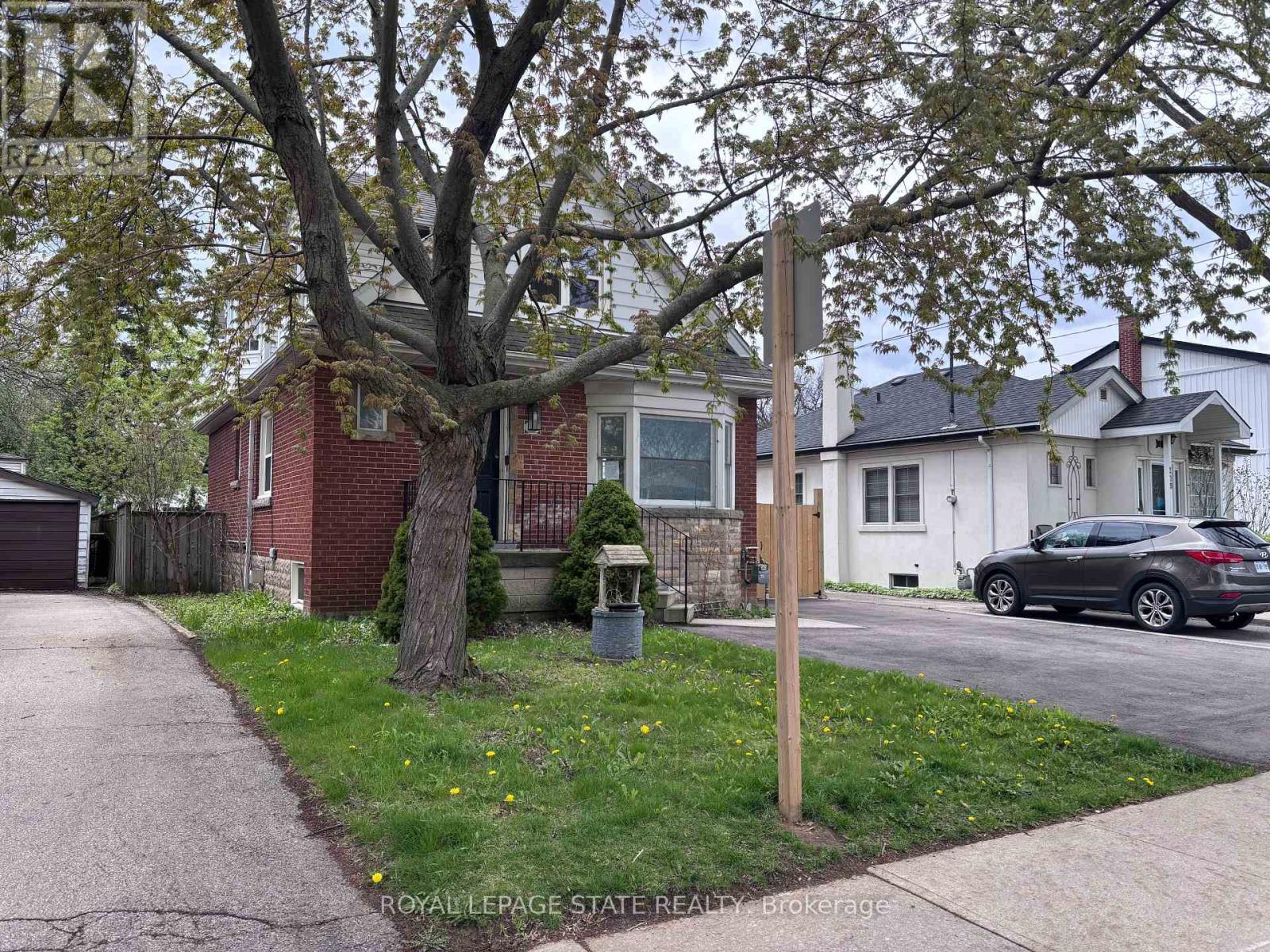 122 QUEENSDALE AVENUE E - 2