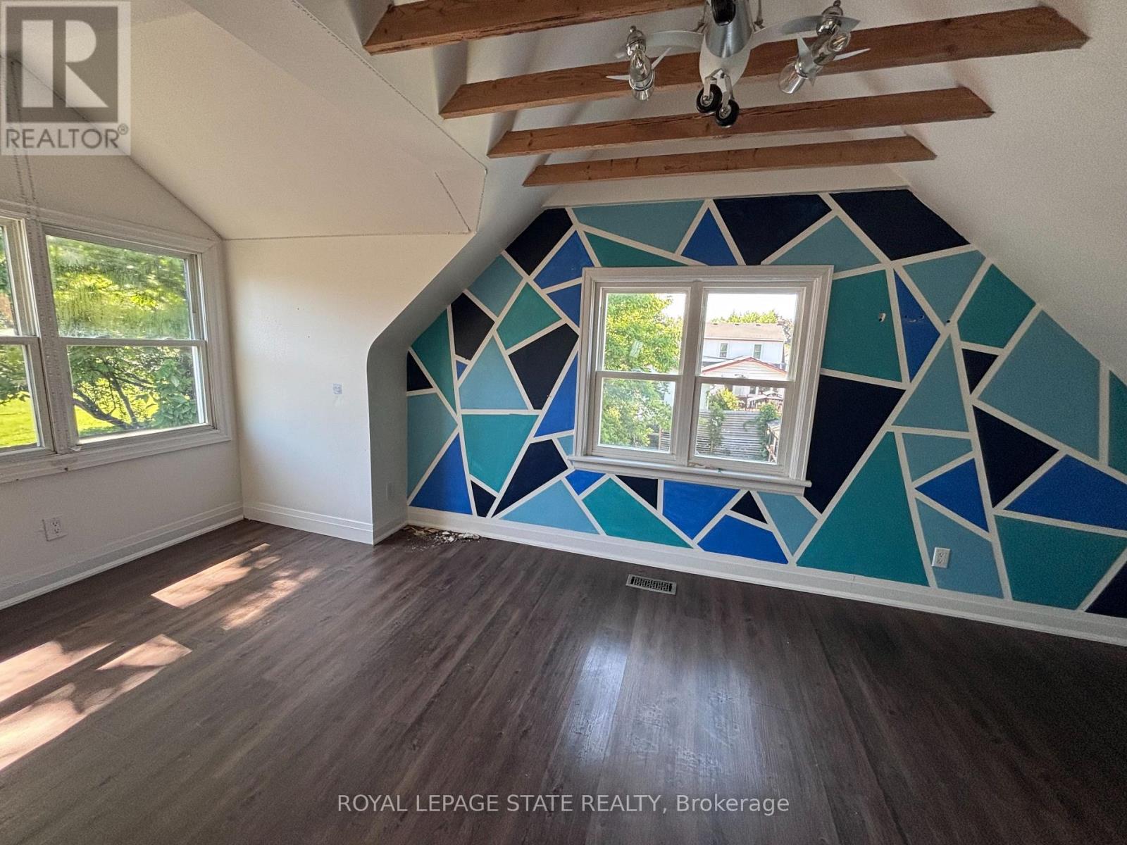 122 QUEENSDALE AVENUE E - 22
