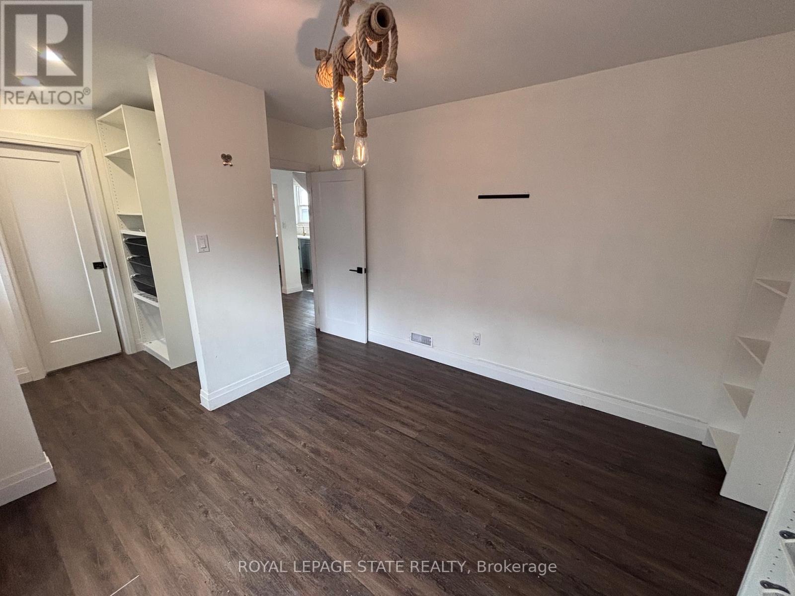 122 QUEENSDALE AVENUE E - 7