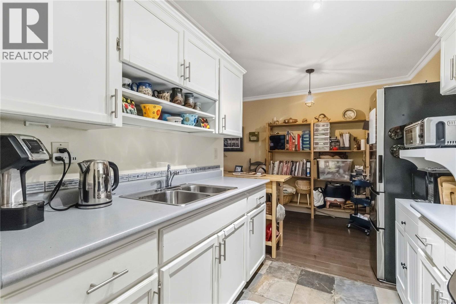 #307 118 Croft St - 12