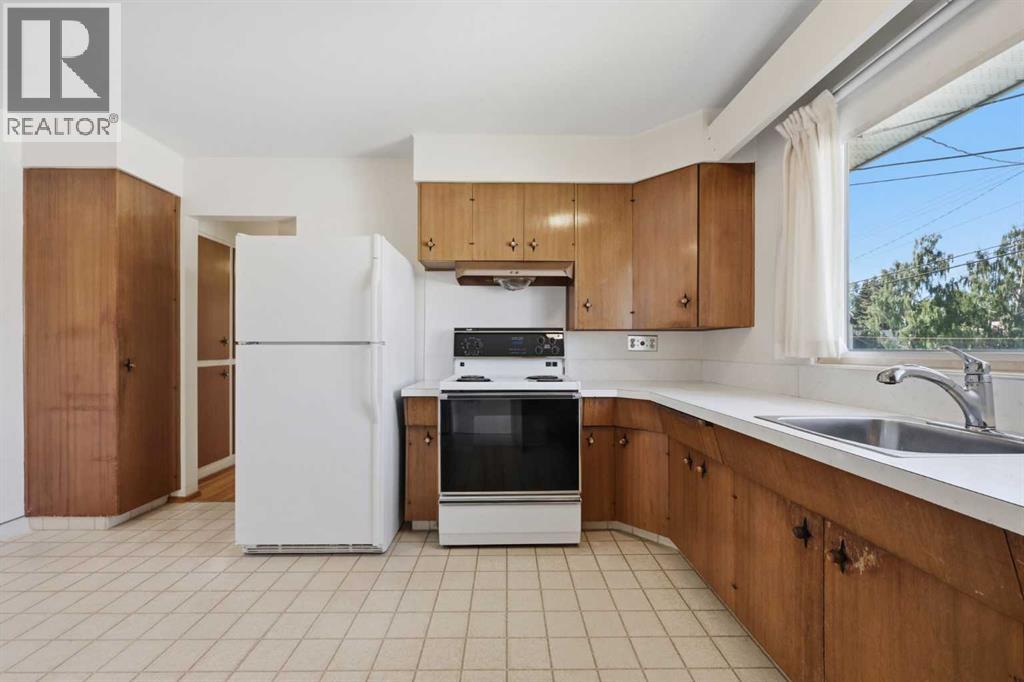 6111 34 Street SW — photo 9