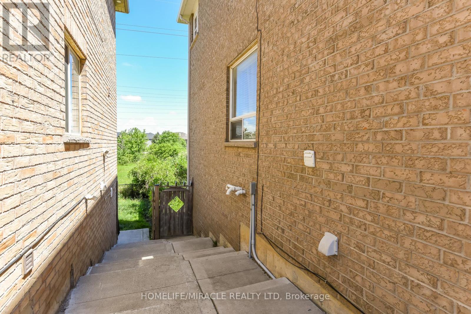 23 ROUNDSTONE DRIVE - 33