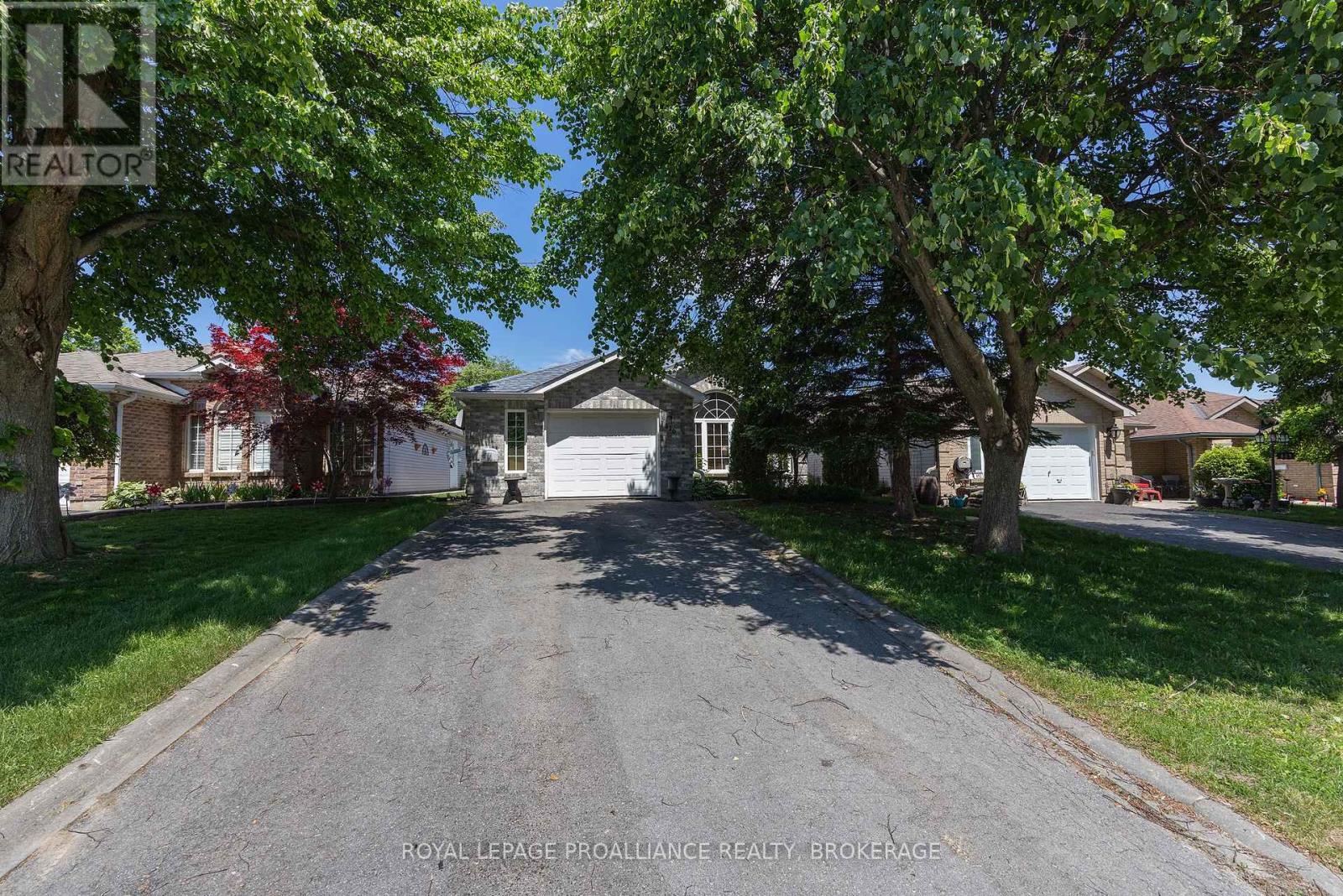 416 DOLSHIRE STREET - 3