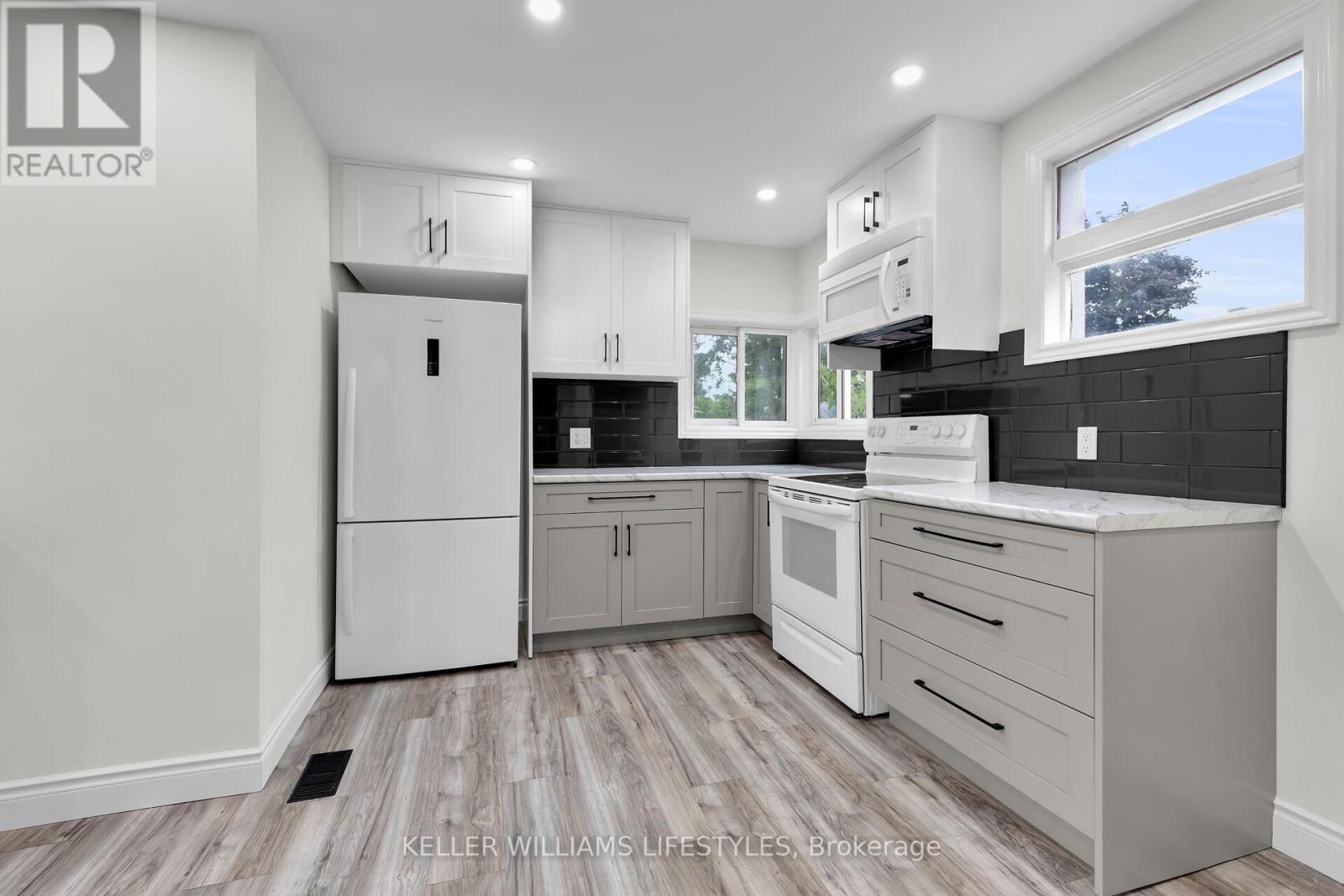 95 JOHN STREET E - 16