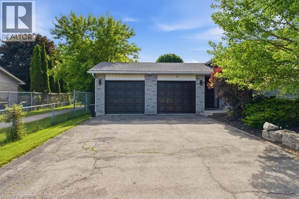 3-bedroom home for sale at 33 EDWARD Avenue, St. George ON · photo 3 of 40