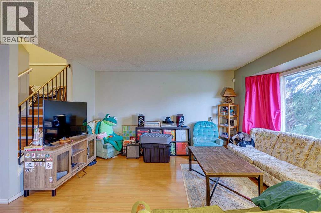 864 Queensland Drive SE — photo 6