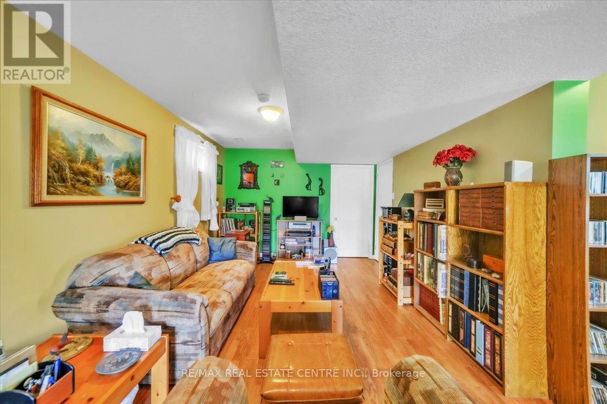 35 CAMERON COURT - 24