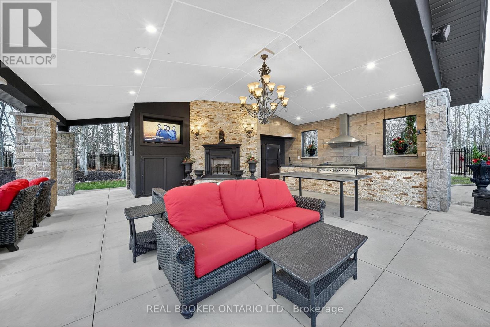 2600 MAPLE STREET - Image 36