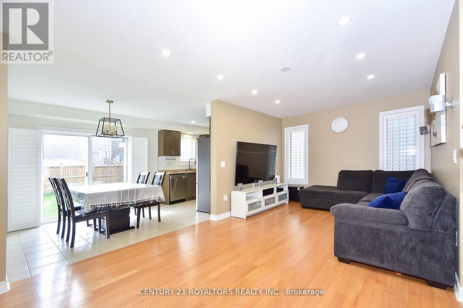 386 THOMPSON STREET - 11