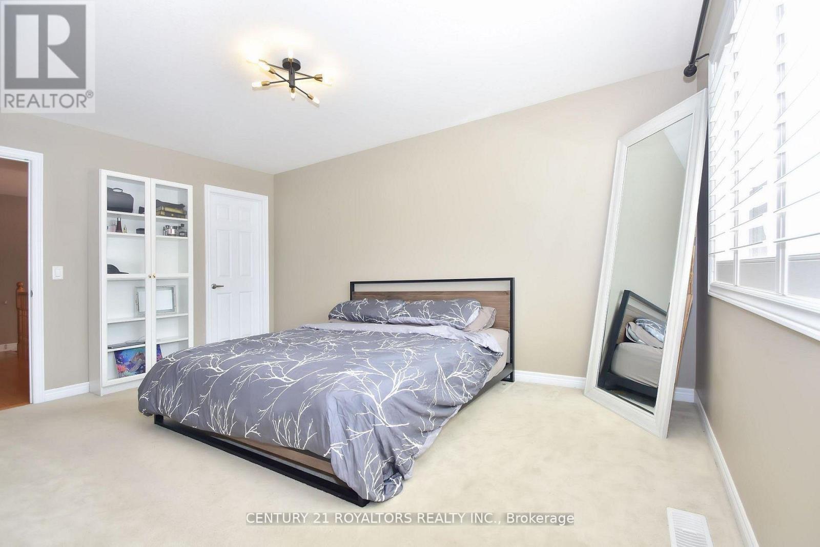 386 THOMPSON STREET - 25