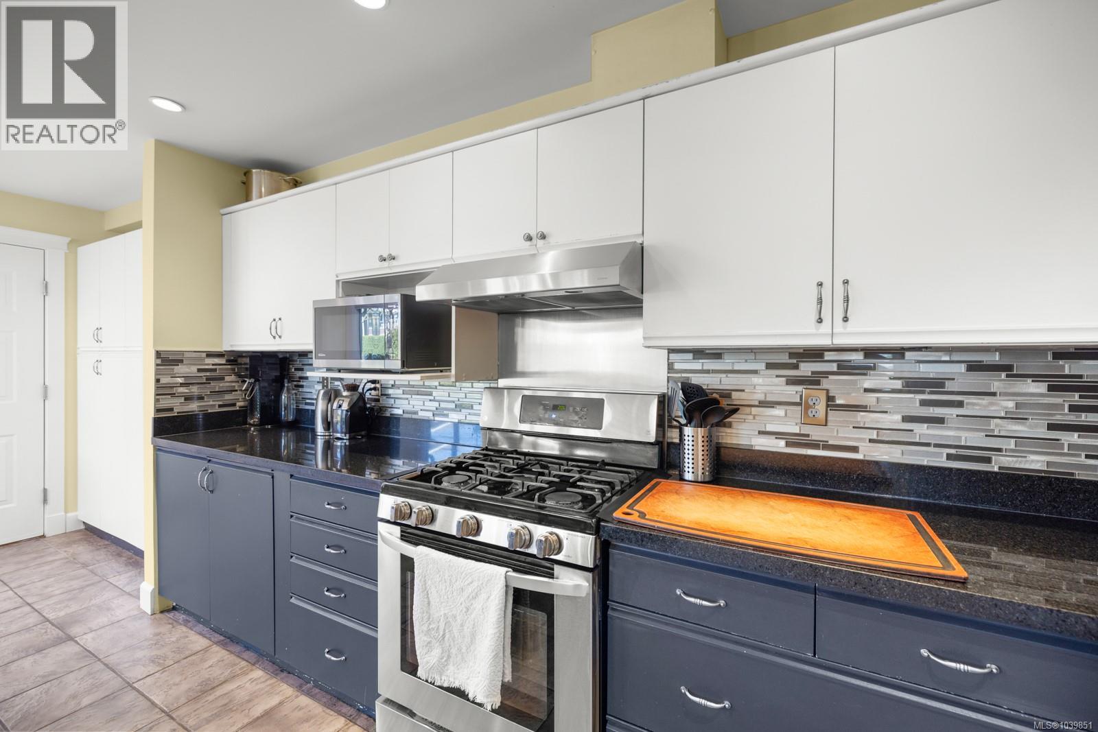 #1 4560 West Saanich Rd - 6