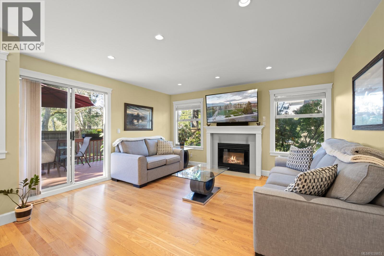 #1 4560 West Saanich Rd - 10