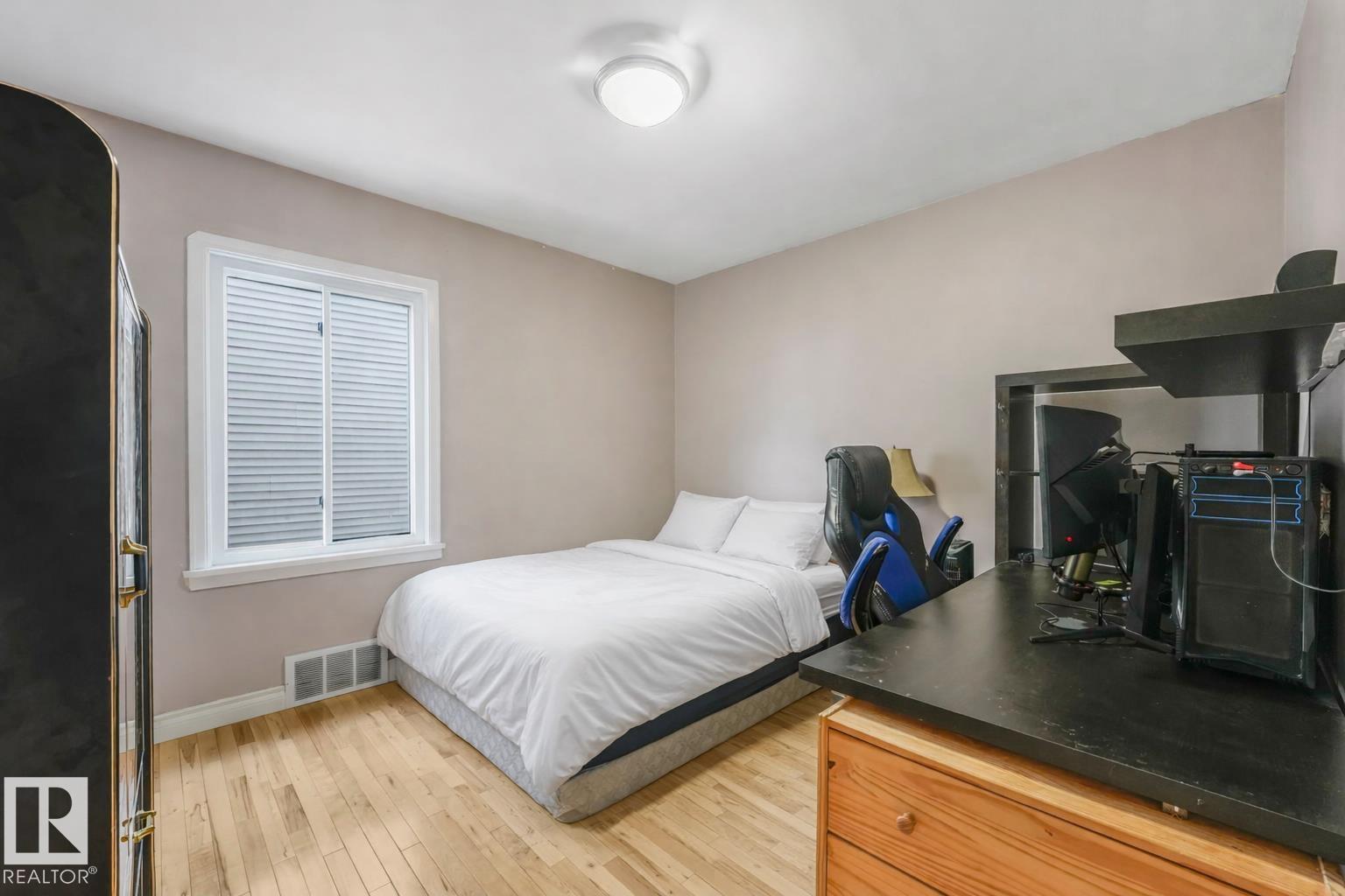 #4 9835 82 AV NW - 9