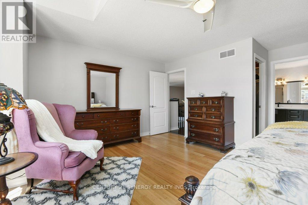 37 WINDFIELD CRESCENT - 25