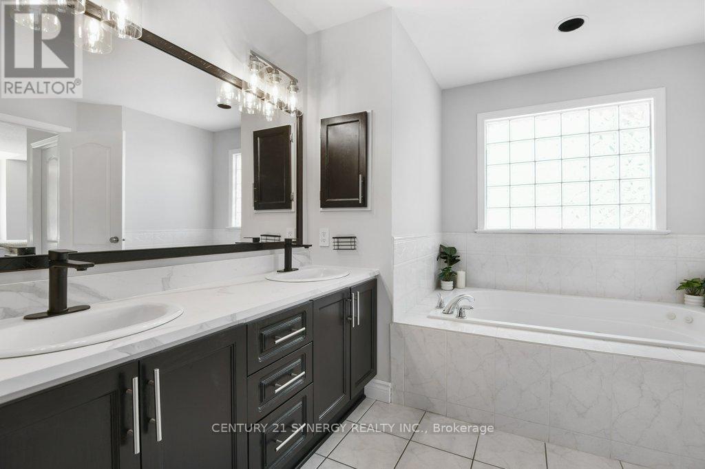 37 WINDFIELD CRESCENT - 27