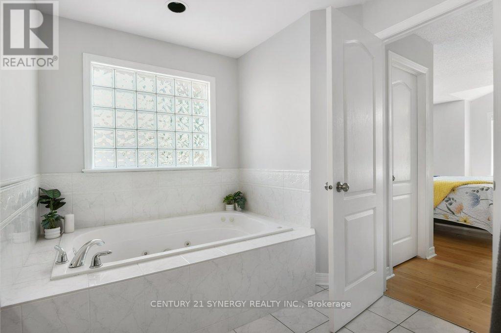 37 WINDFIELD CRESCENT - 29