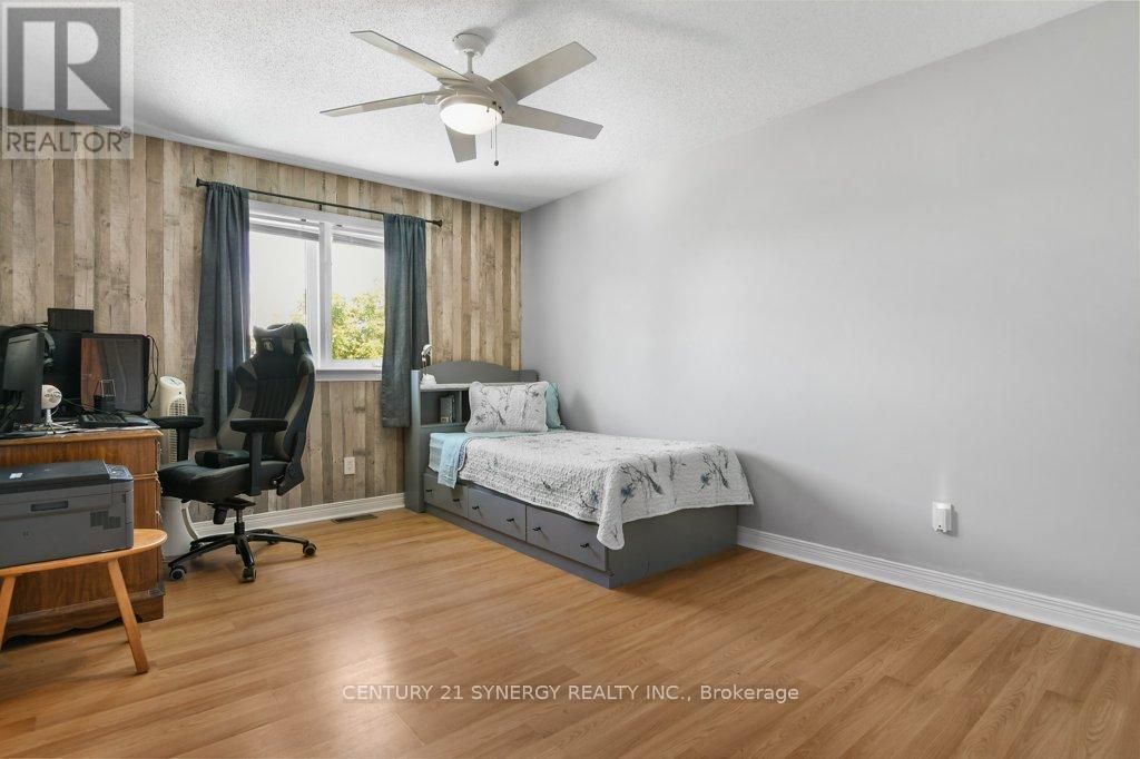 37 WINDFIELD CRESCENT - 32