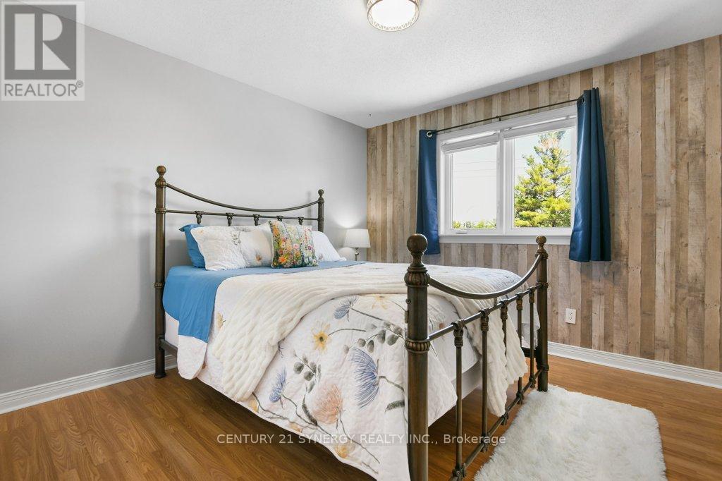37 WINDFIELD CRESCENT - 34