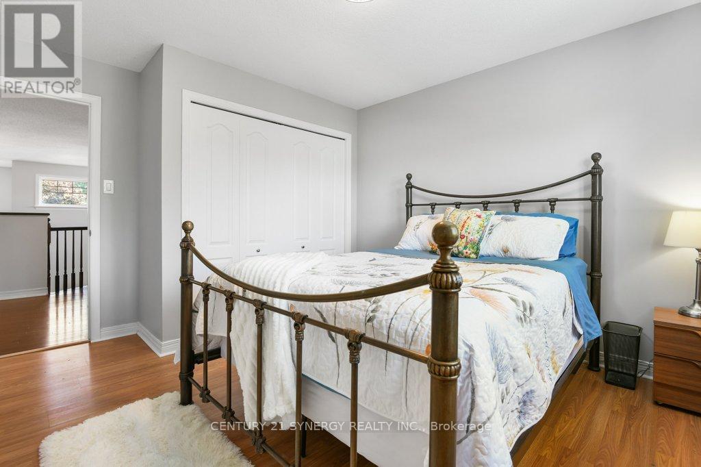 37 WINDFIELD CRESCENT - 35
