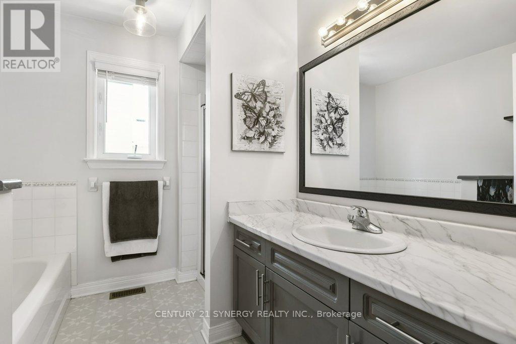 37 WINDFIELD CRESCENT - 36