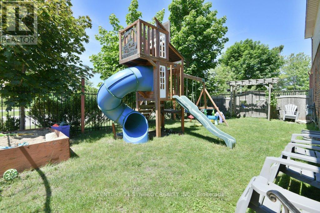 37 WINDFIELD CRESCENT - 41