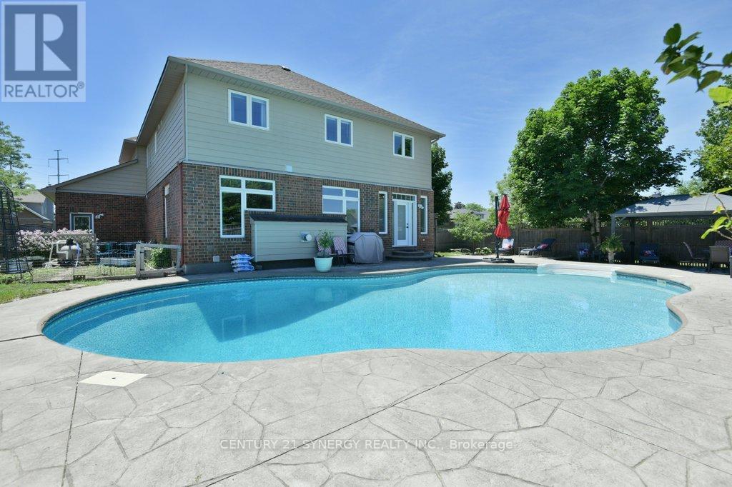 37 WINDFIELD CRESCENT - 44