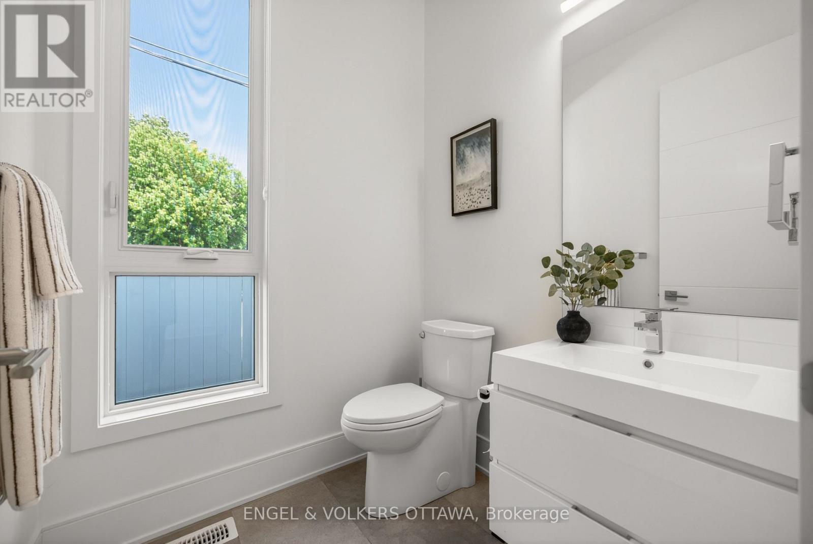 4 Bed, 4 Bath House for Sale in Ottawa – 102 GRANTON AVENUE, Ottawa – MLS# X13427074 - Image 8